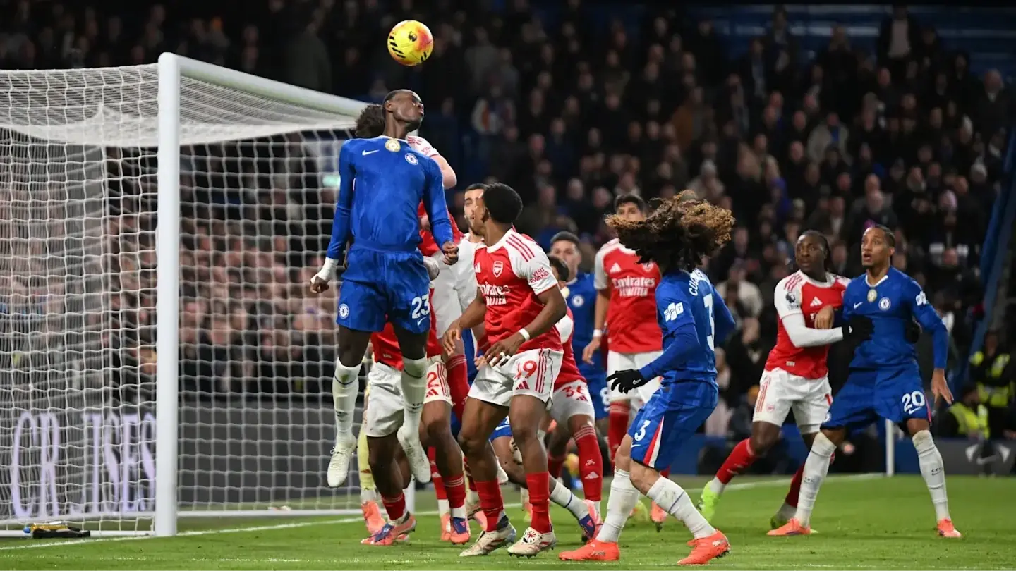 Arsenal chia điểm với Chelsea trong thế hơn người